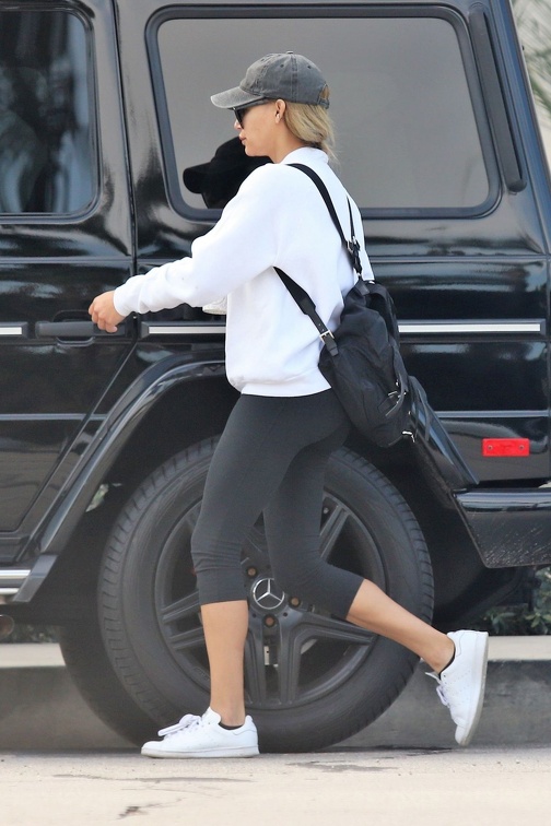 naya-rivera-out-shopping-for-furniture-in-west-hollywood-01-29-2019-0.jpg